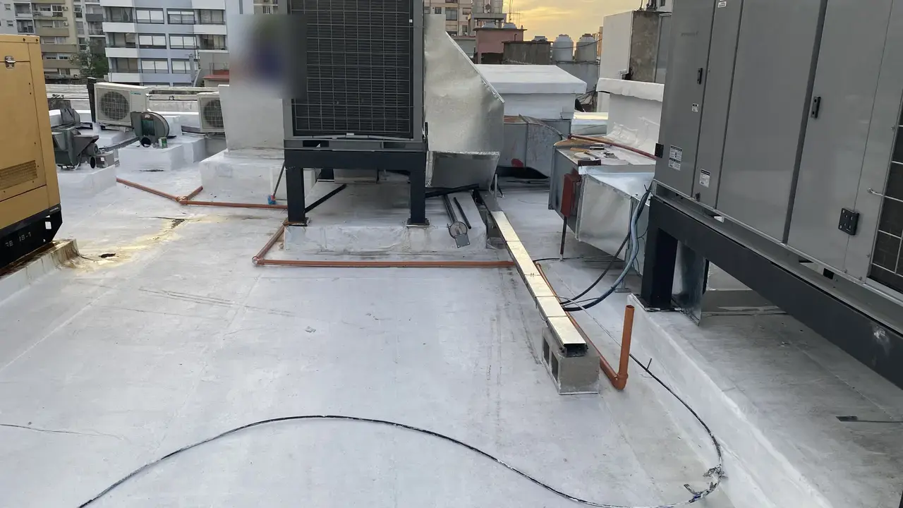 Terraza con equipos de aire acondicionado de gran porte y sus conductos