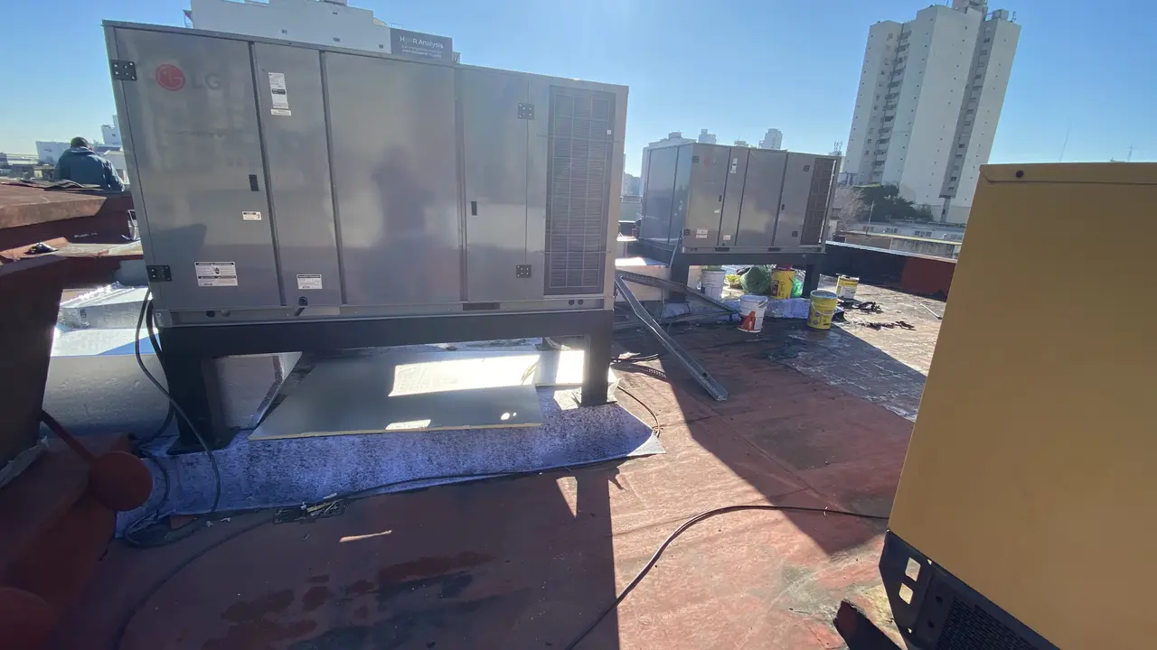 Equipos de aire acondicionado de gran porte sobre una terraza