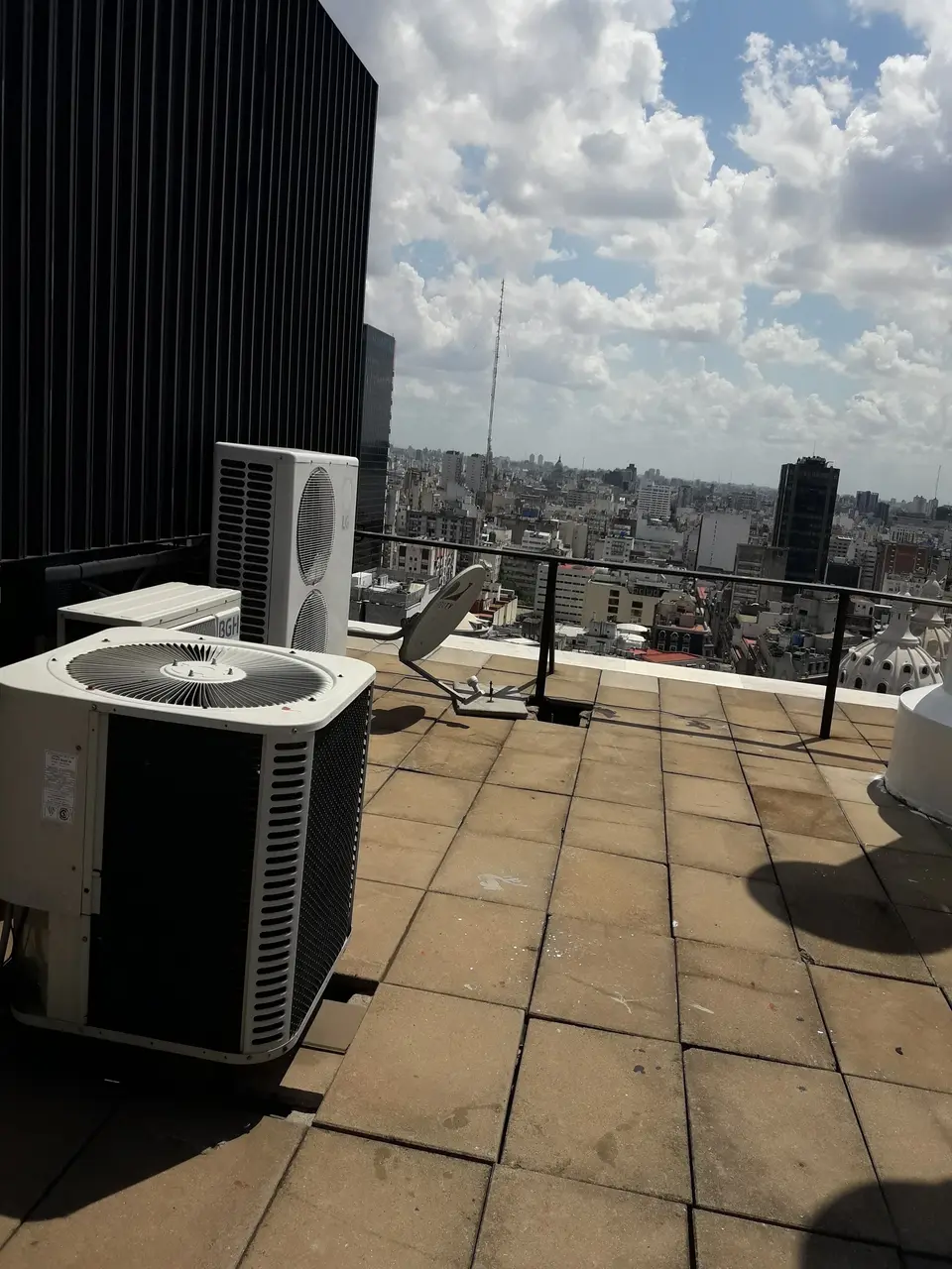 Unidades condensadoras de aire acondicionado en una terraza